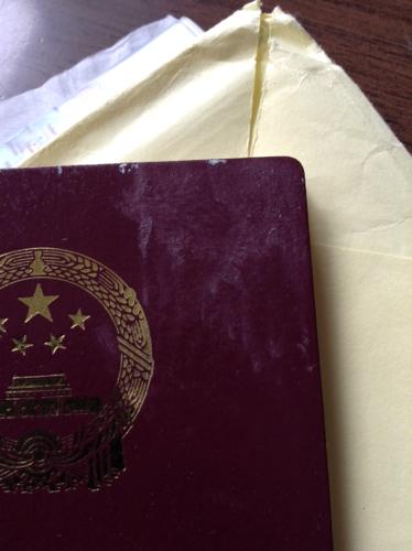 护照上面粘了旅行社贴的标签,现在撕下来后上面就留下来了一些胶,怎么...